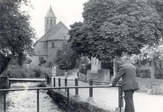 Hauptstraße, Kaufmannsbrunnenbach, Kirche ab Rosenstraße Historische Aufnahme Hauptstraße, Kaufmannsbrunnenbach, Kirche ab Rosenstraße