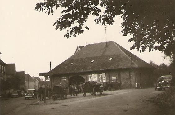 Kelter mit Fässern auf Leiterwägen im Vordergrund Historische Aufnahme Kelter mit Fässern auf Leiterwägen im Vordergrund