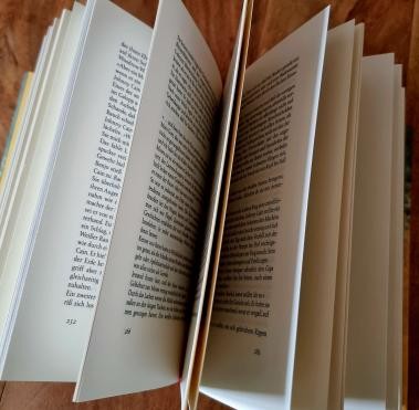 Aufgeschlagenes Buch Aufgeschlagenes Buch