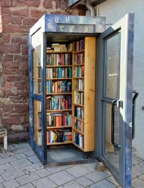 Öffentlicher Bücherschrank Öffentlicher Bücherschrank gegenüber Rathaus