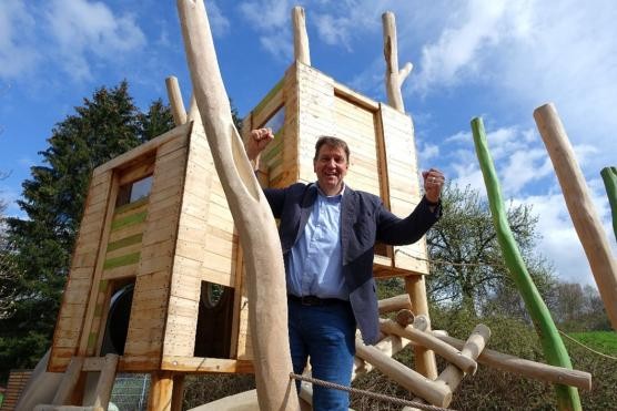 Bürgermeister auf Klettergerüst Spielplatz Waldprechtsweier Bürgermeister auf Klettergerüst Spielplatz Waldprechtsweier