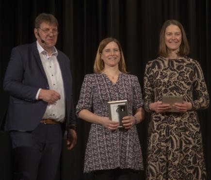 Annekathrin Milbich und Beate Lorenz von der DLRG Bürgermeister Markus Bechler mit Annekathrin Milbich und Beate Lorenz von der DLRG