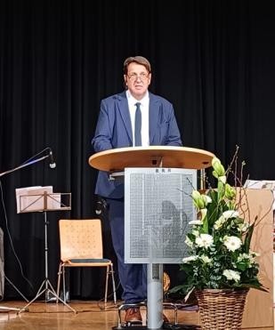 Bürgermeister Markus Bechler beim Neujahrsempfang 2025 am Rednerpult Bürgermeister Markus Bechler beim Neujahrsempfang 2025 am Rednerpult