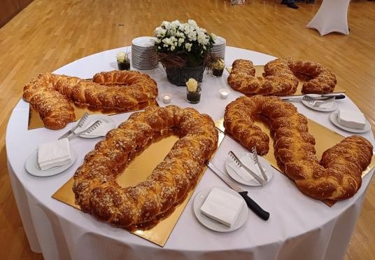 Neujahrs-"Brezel" in Form der Zahlen 2025 Neujahrs-"Brezel" in Form der Zahlen 2025