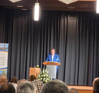 Bürgermeister Bechler bei seiner Rede auf der Bühne