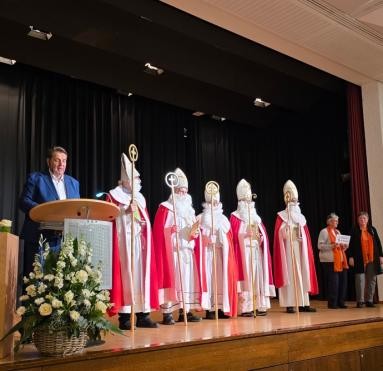 Das Team Der Nikolausaktion der Kolpingsfamilie Malsch auf der Bühne