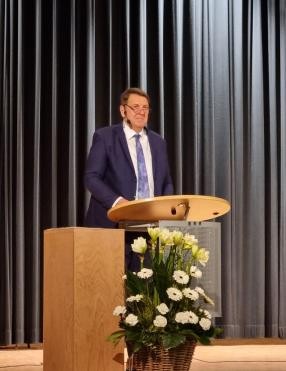 Bürgermeister Markus Bechler beim Neujahrsempfang 2024 Bürgermeister Markus Bechler am Rednerpult beim Neujahrsempfang 2024